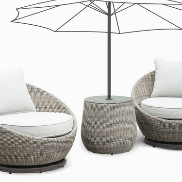 Ensemble de chaises d'extérieur confortables avec table d'appoint et parasol